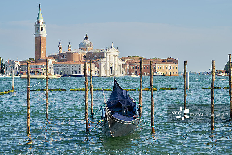 系在系泊柱上的威尼斯贡多拉图片素材