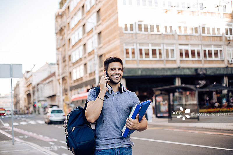 从大学回家的路上用手机交谈的学生画像图片素材