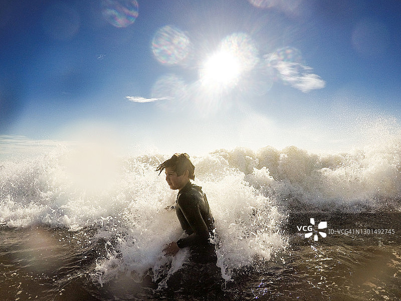 父亲和孩子们在加利福尼亚圣巴巴拉海滩玩耍图片素材