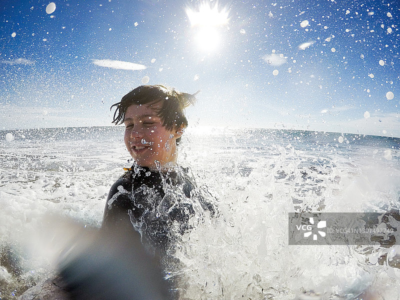 父亲和孩子们在加利福尼亚圣巴巴拉海滩玩耍图片素材