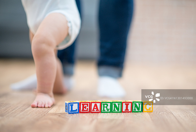 宝宝学习走路图片素材