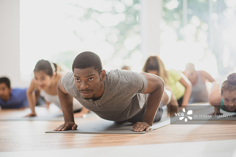 集体瑜伽课上的眼镜蛇式图片素材