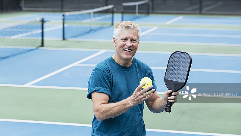在匹克球场上的年长男人图片素材
