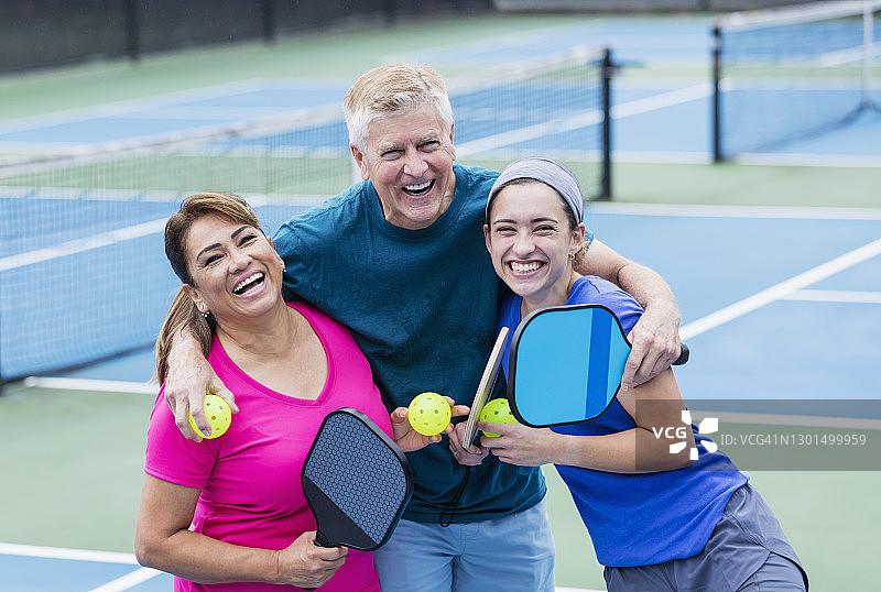 夫妇和成年女儿打匹克球图片素材