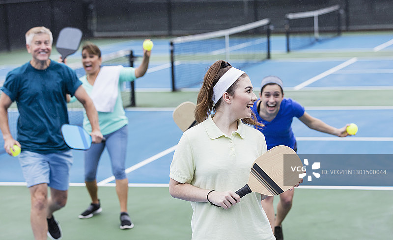 一家人在匹克球场上玩耍图片素材