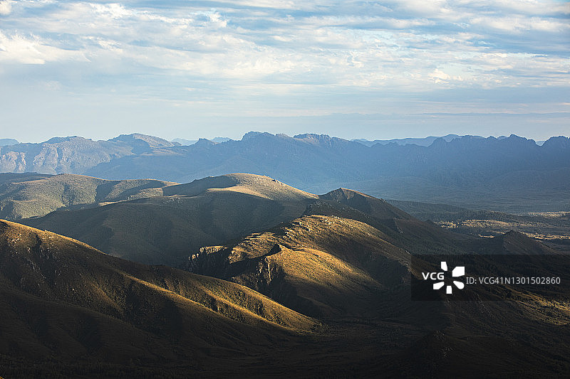 在迷人光线下连绵的青山和山脊图片素材