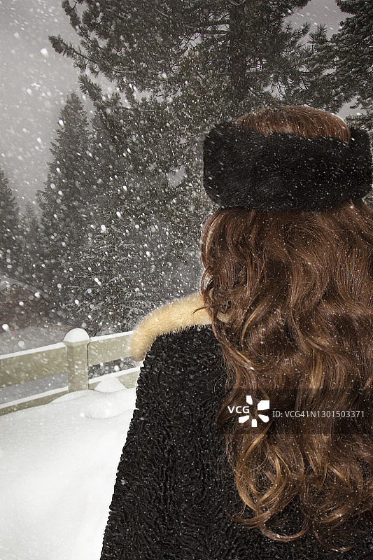 女子观赏暴风雪美景图片素材