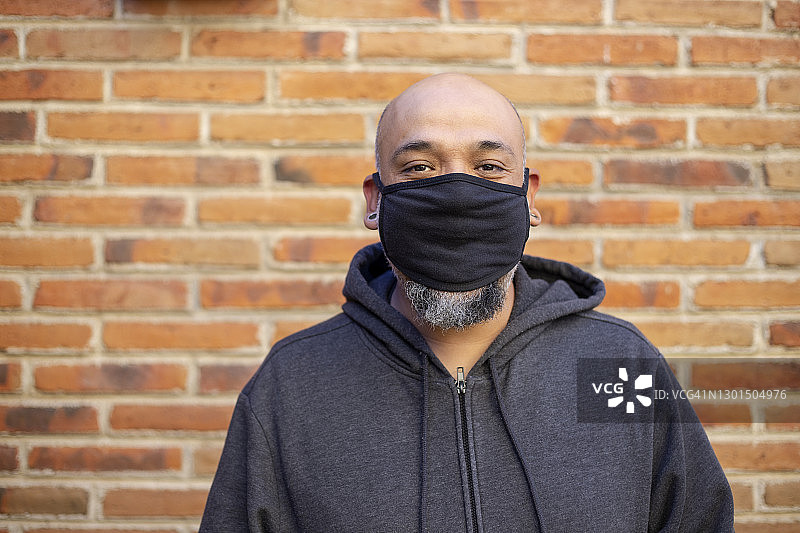 男人捂着嘴微笑图片素材