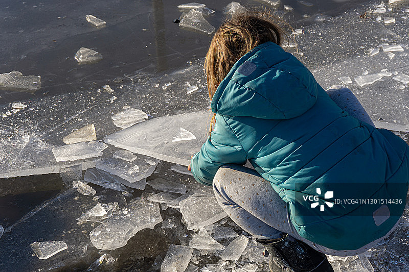 儿童玩碎冰图片素材