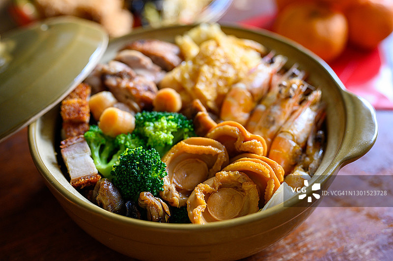 被称为盆菜或大盘宴的传统中国新年美食图片素材