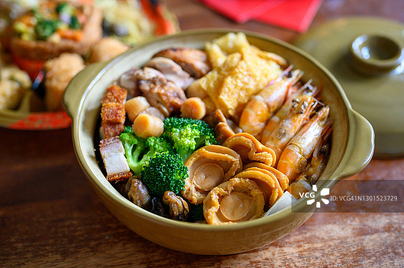被称为盆菜或大盘宴的传统中国新年美食图片素材