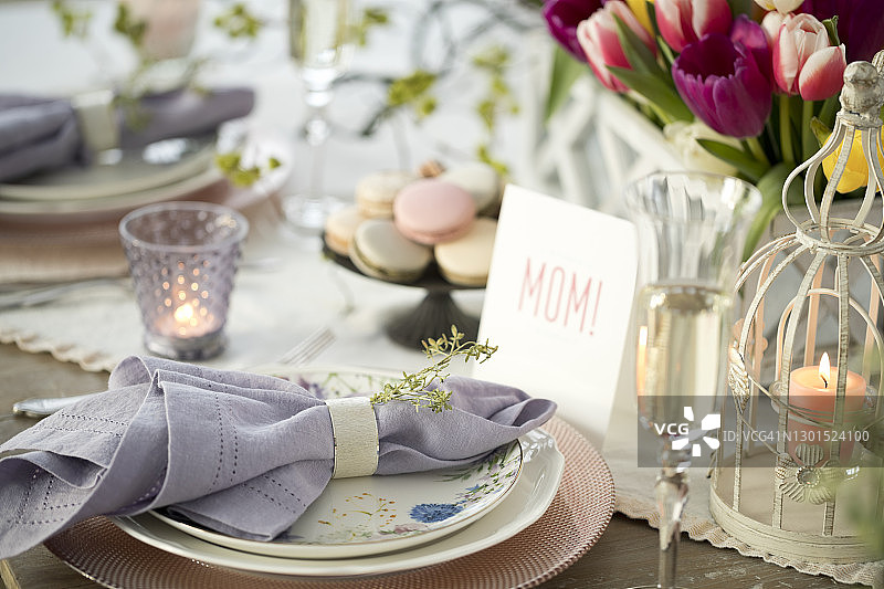 优雅的复活节餐桌图片素材