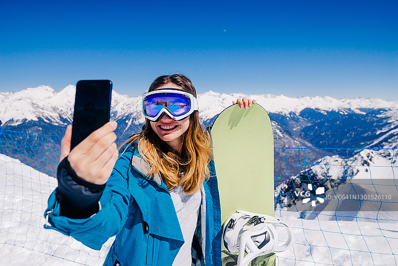 年轻滑雪板女运动员图片素材