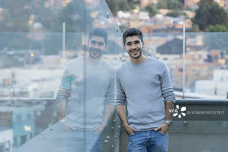 在办公室工作的微笑男人肖像图片素材