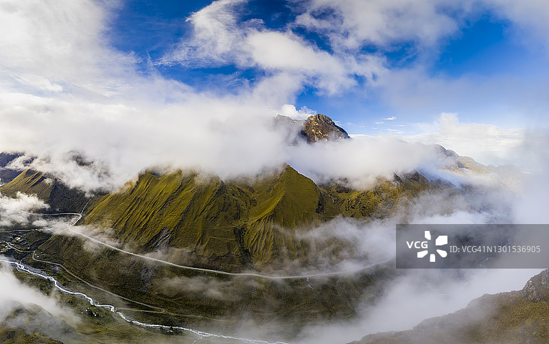 玻利维亚雾山日落航拍图片素材