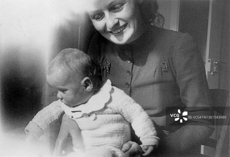 复古照片：微笑的母女图片素材