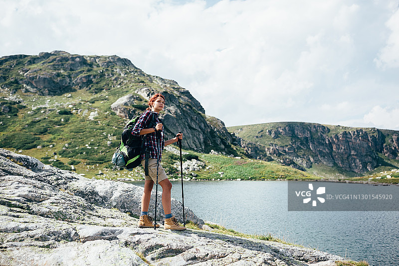 在大自然中感到平静的女人图片素材