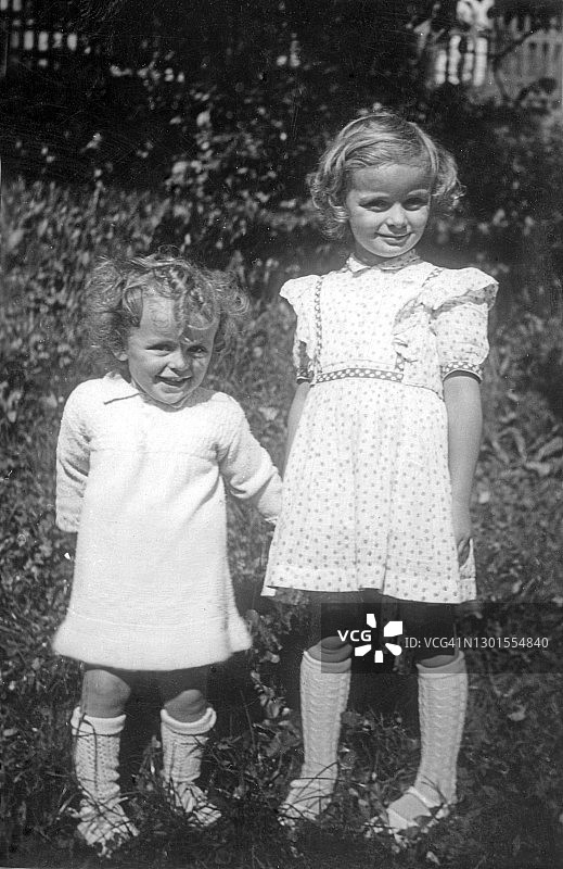 1949年，花园里的两姐妹和五姐妹图片素材