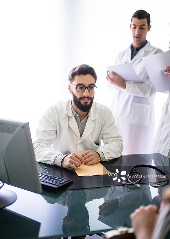 女人和医护人员在医生办公室图片素材