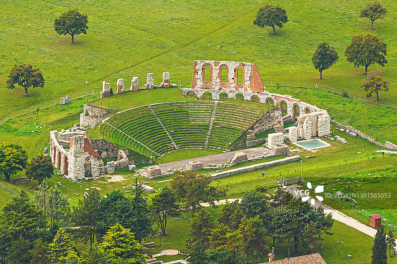 位于意大利托斯卡纳沃尔泰拉的罗马圆形剧场图片素材
