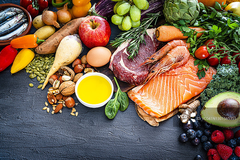 旧石器时代饮食概念：深色餐桌上的健康食品图片素材