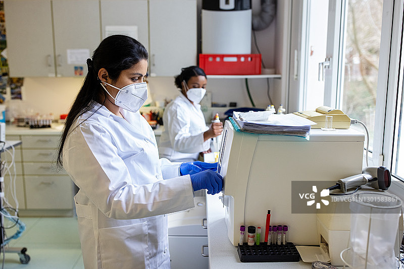 在医学实验室工作的科学家图片素材
