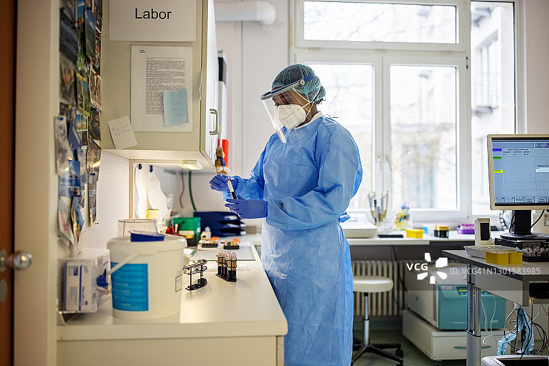 在实验室进行研究、身穿全套PPE的科学家图片素材