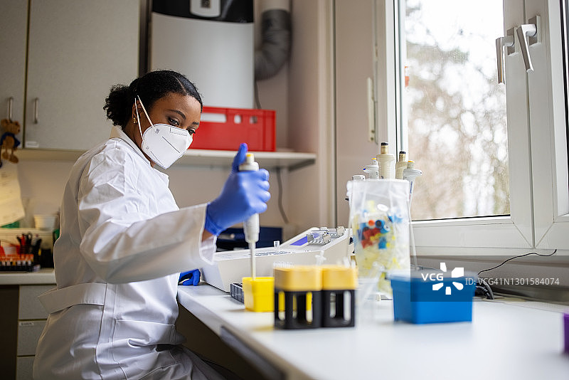 在实验室工作的女医学研究员图片素材