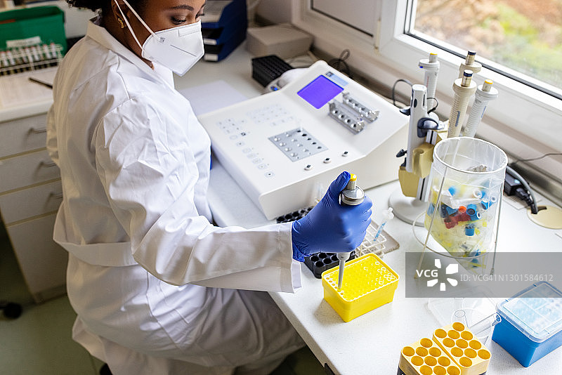在实验室工作的医学研究人员图片素材