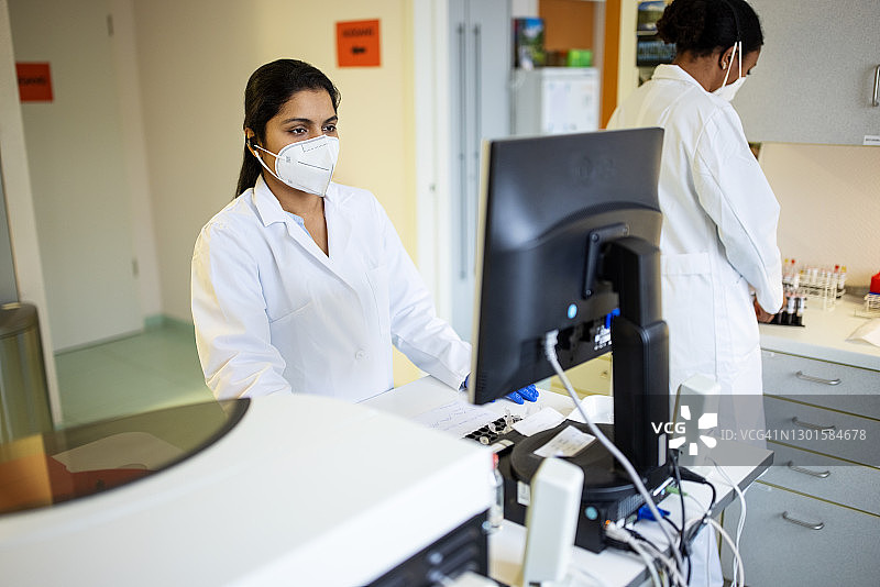 在高科技实验室工作的研究人员图片素材