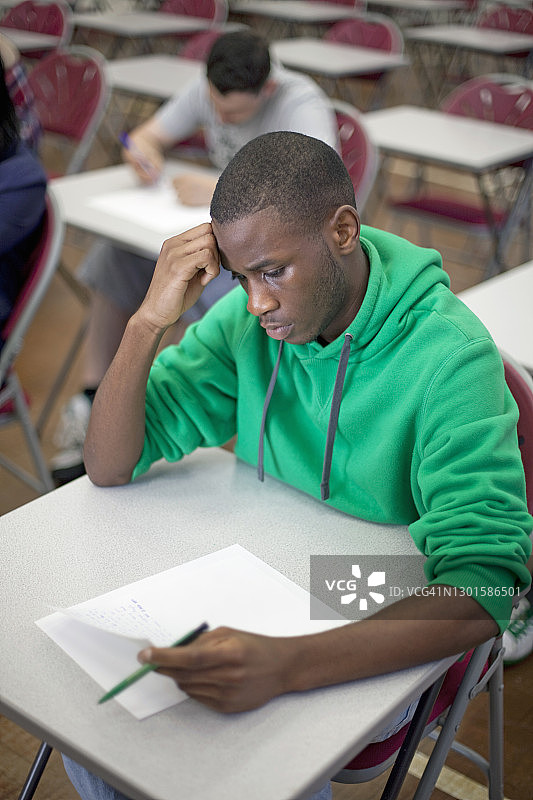 年轻男子在大学学习图片素材