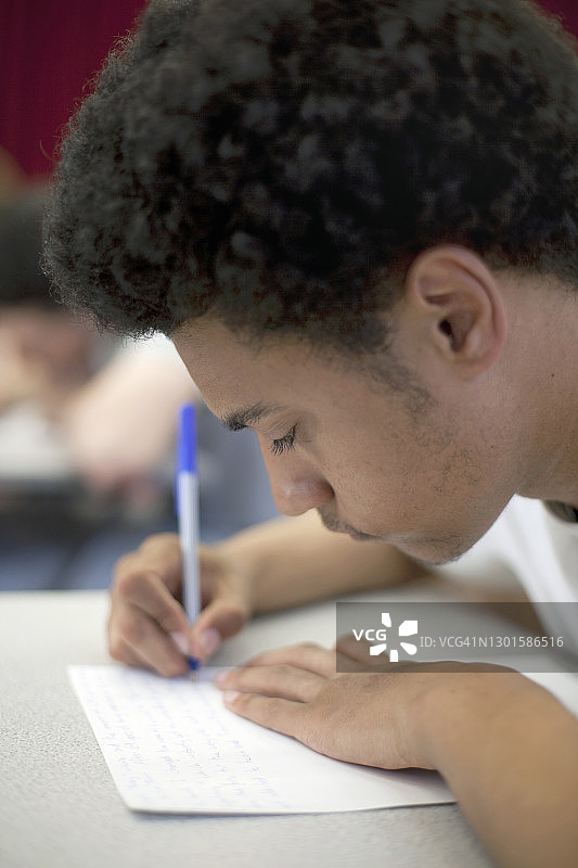 年轻男子在大学学习图片素材