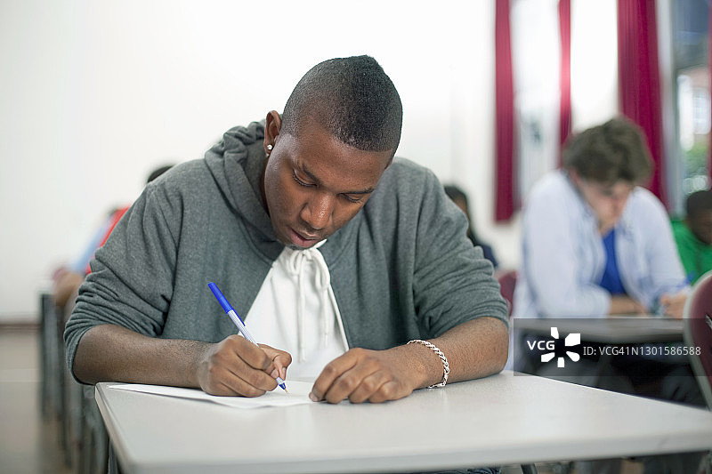 年轻男子在大学学习图片素材