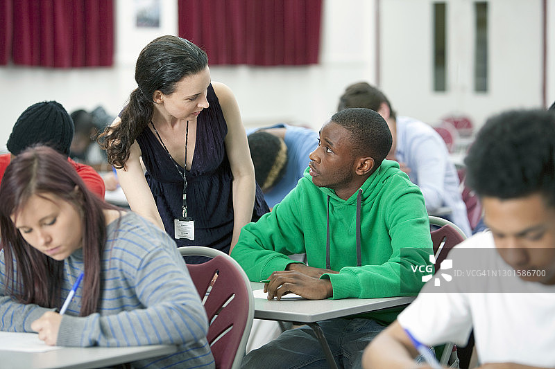 学生们在大学里学习图片素材