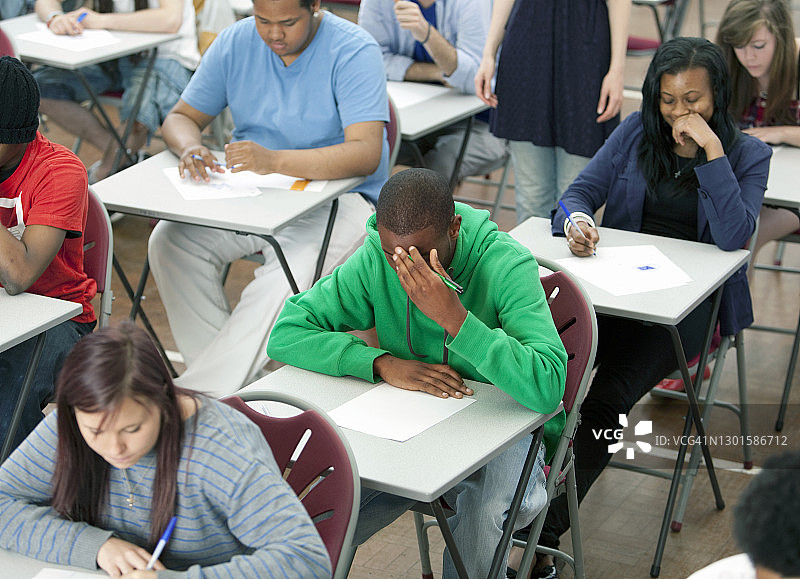 学生们在大学里学习图片素材