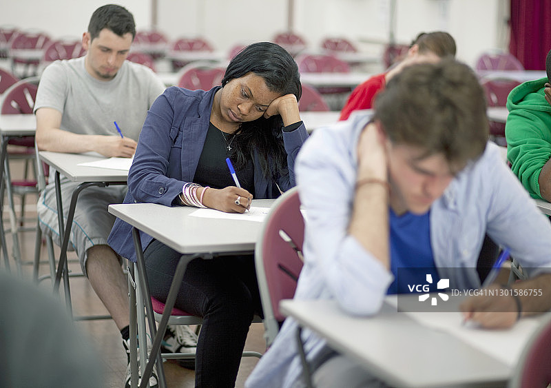 年轻女人在考场参加考试图片素材