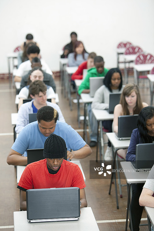 学生们在大学里学习图片素材