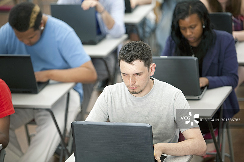 学生们在大学里学习图片素材