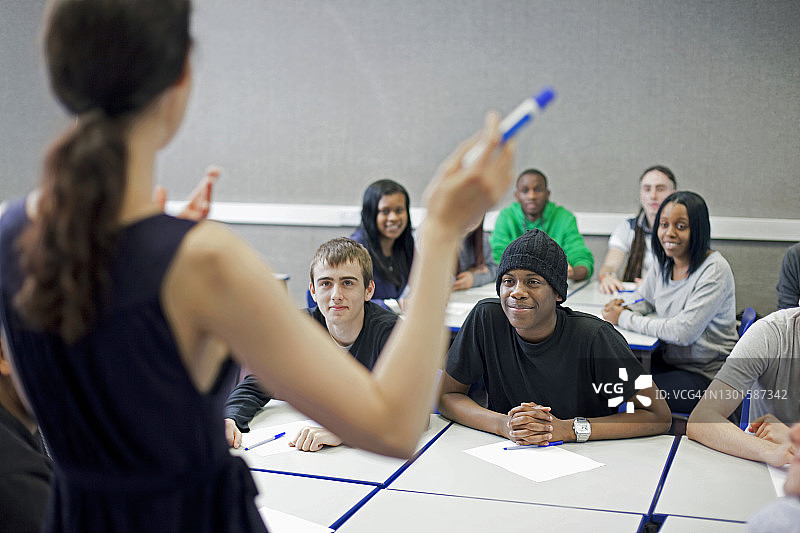 教室里的学生图片素材