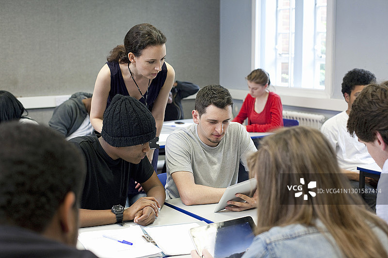 教室里的学生和老师图片素材