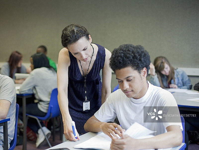 老师帮助学生图片素材