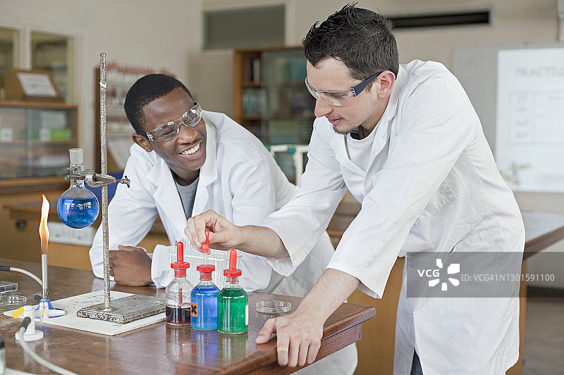 学生在化学实验室做实验图片素材