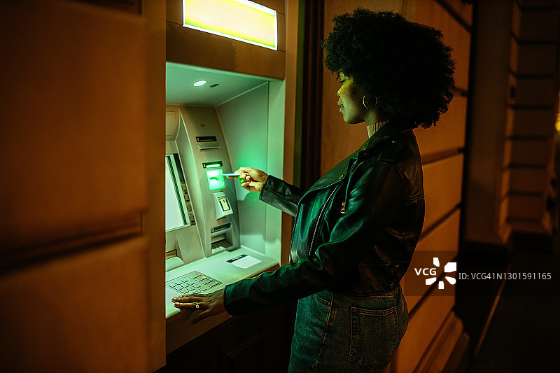 使用ATM的非洲裔女性图片素材