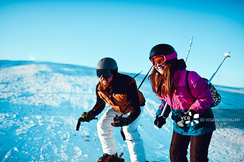 络腮胡滑雪教练指导女学员屈膝以提高速度图片素材