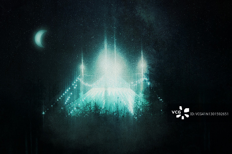 夜晚发光的神奇马戏团帐篷与月亮：抽象复古艺术编辑图片素材