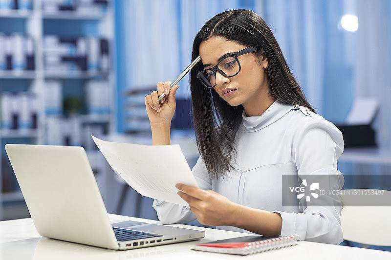 商务女性在办公室，库存照片图片素材