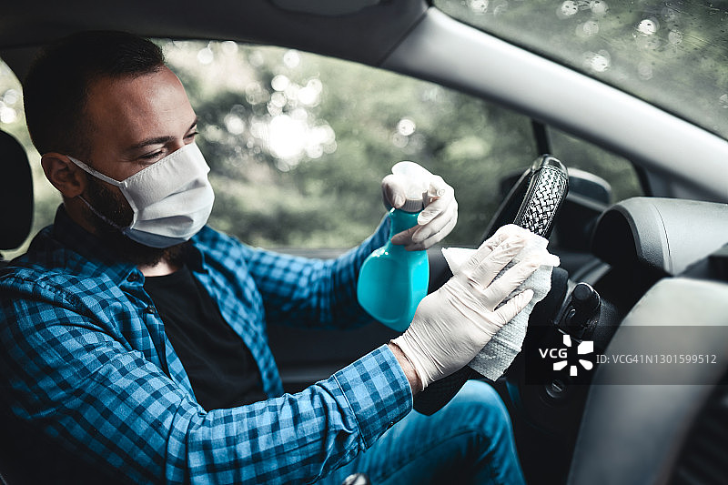 现代男人消毒汽车方向盘图片素材