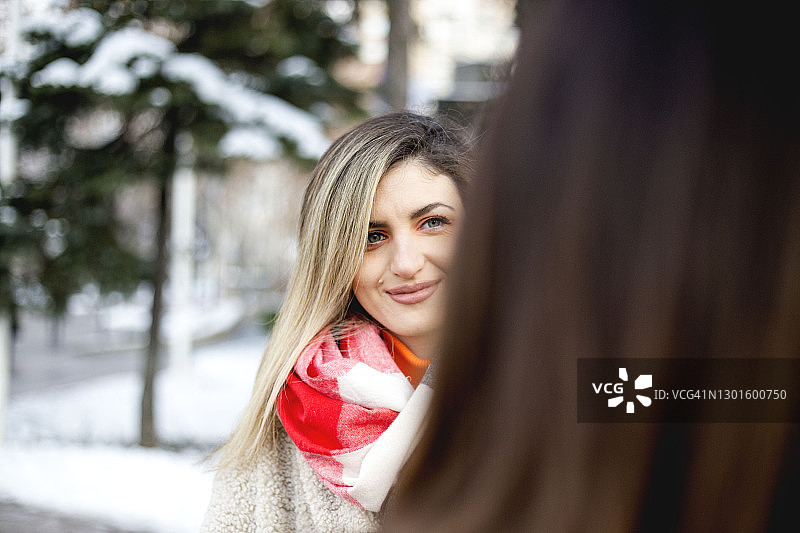 阳光明媚的冬日里美丽年轻女子肖像图片素材