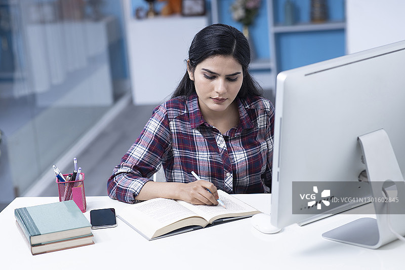 年轻学生照片图片素材