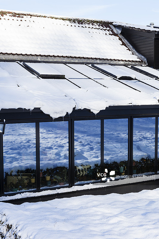 温室上的雪；一月份雪中的韦德屋花园英国威尔士蒙茅斯郡图片素材